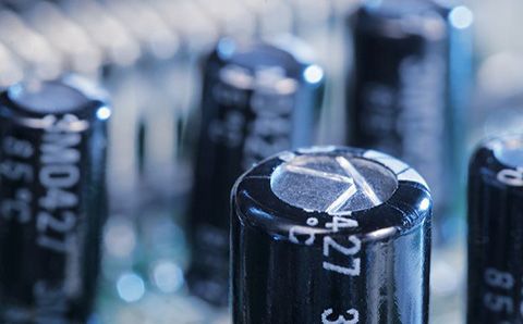 哪些材料會(huì)影響超級(jí)電容器的性能？